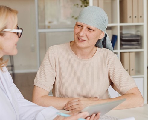 vrouw in gesprek met oncologisch therapeut - Fysiopark