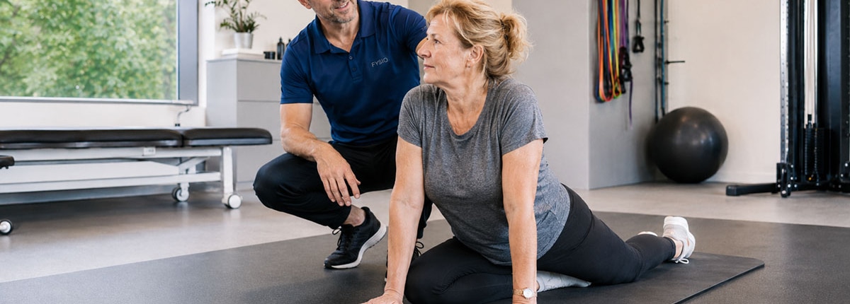 Begeleide mobiliteitsoefening tijdens personal training bij Fysiopark Uden.