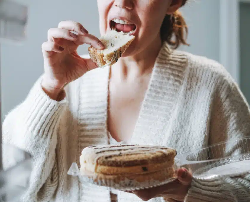 emotie-eten-aanpakken-met-leefstijlcoaching-fysiopark Vrouw die 's avonds in de keukenkast naar iets lekkers zoekt, emotie-eten